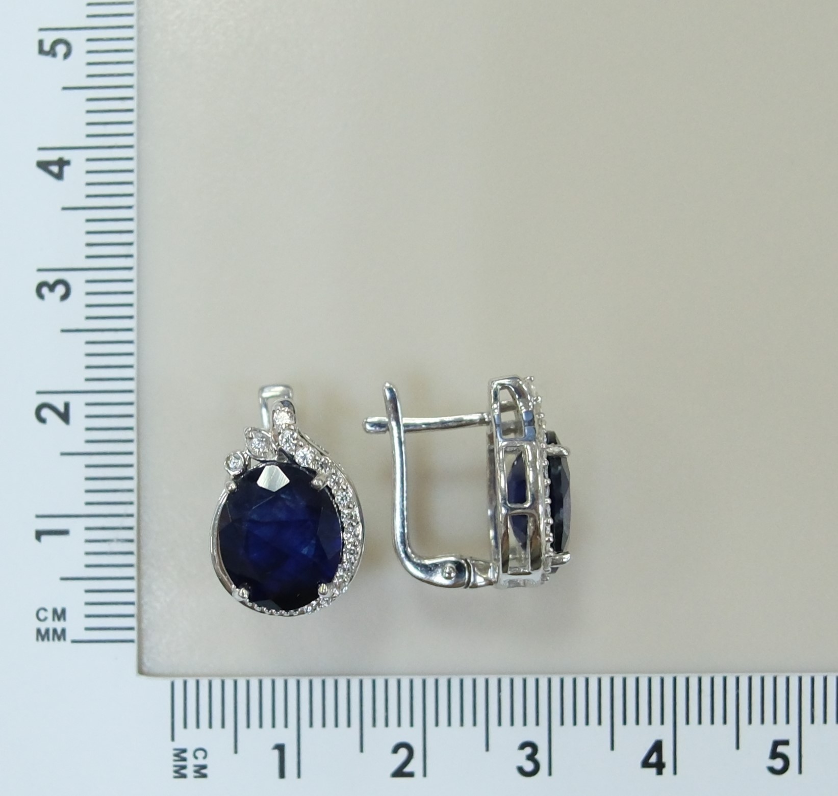 Серебряные серьги с сапфирами